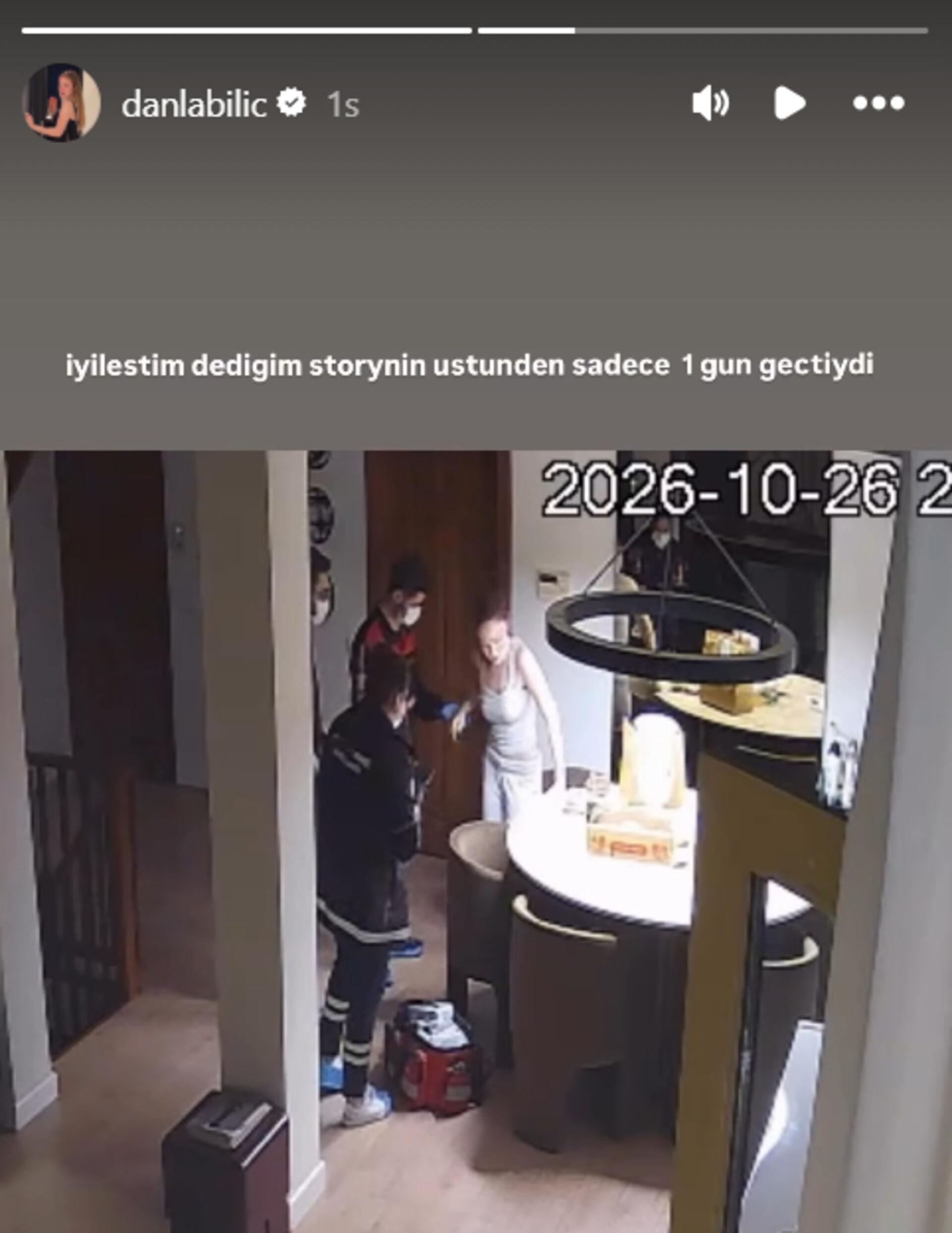 Danla Bilic’in sosyal medya hikayesinde sağlık ekiplerinin evdeki müdahalesini gösteren görüntü.
