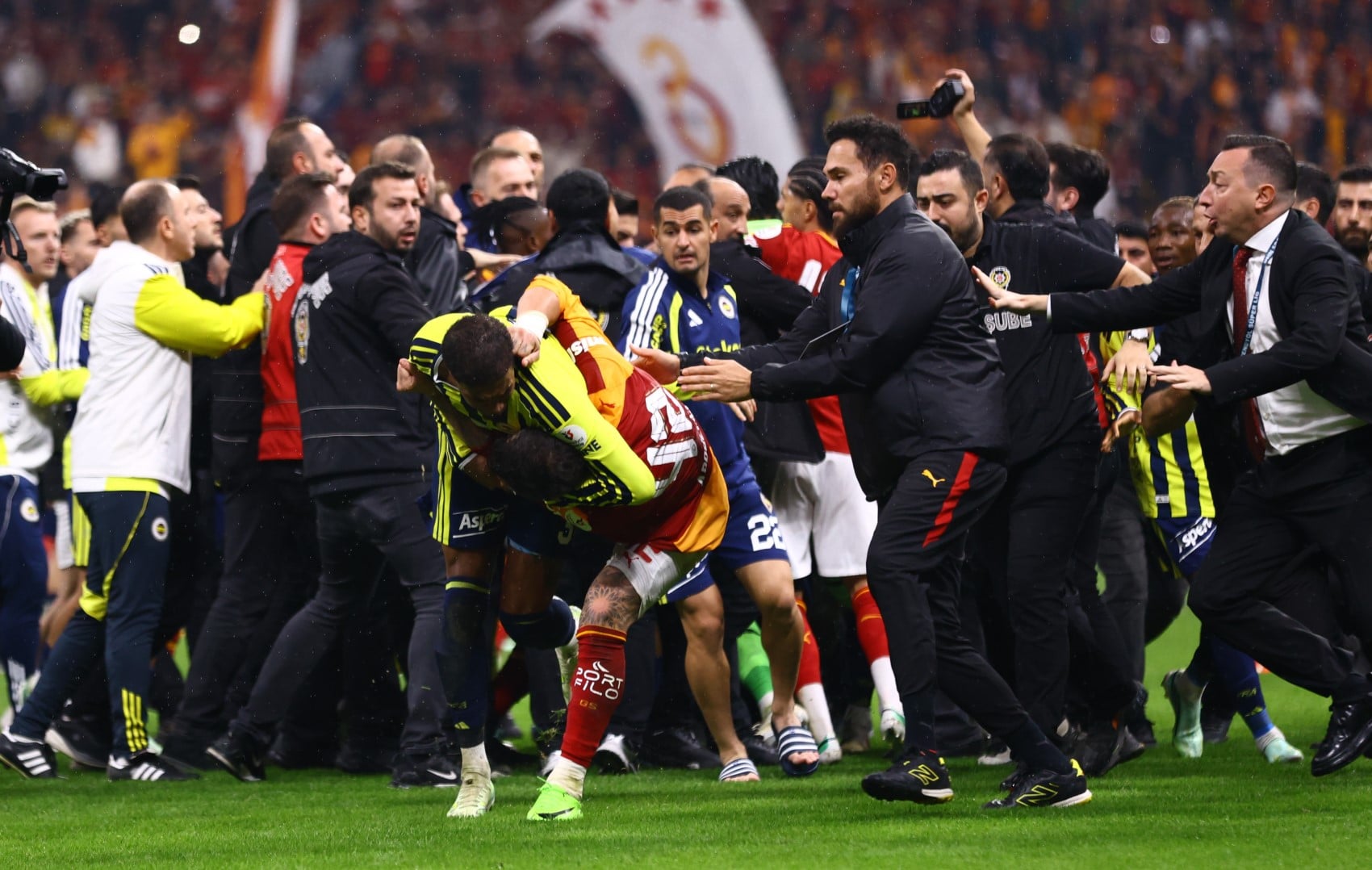 Galatasaray-Fenerbahçe maçı sonrası saha karıştı: Aktürkoğlu ve Sallai arasında başladı