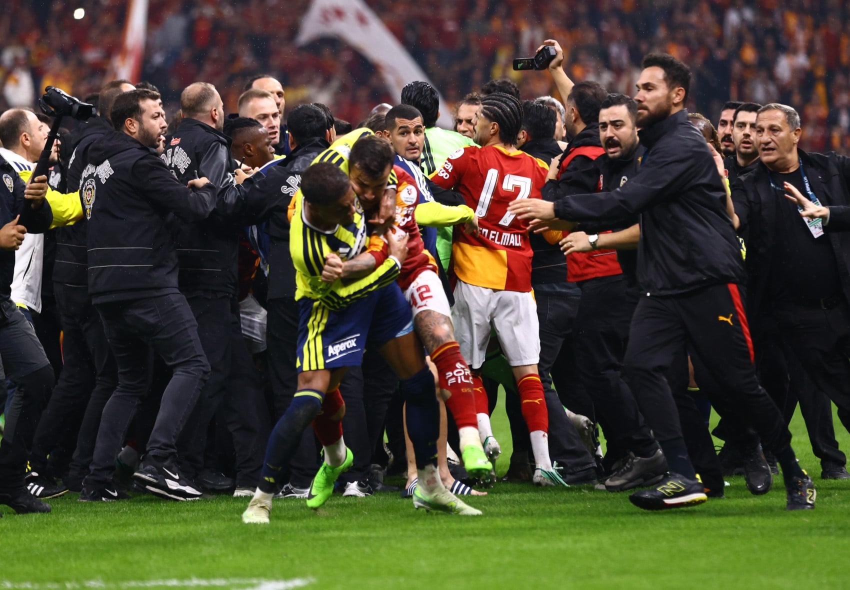 Galatasaray-Fenerbahçe maçı sonrası saha karıştı: Aktürkoğlu ve Sallai arasında başladı