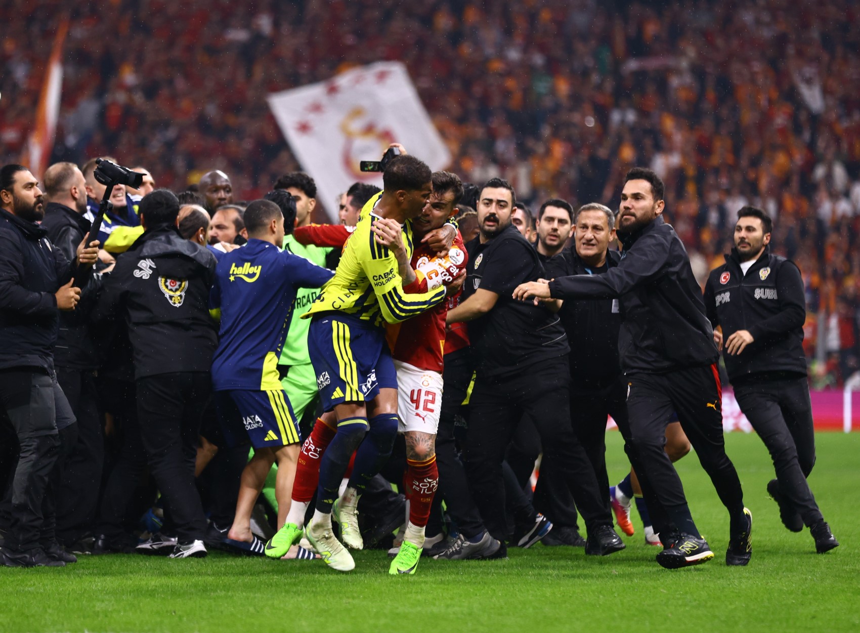 Galatasaray-Fenerbahçe maçı sonrası saha karıştı: Aktürkoğlu ve Sallai arasında başladı