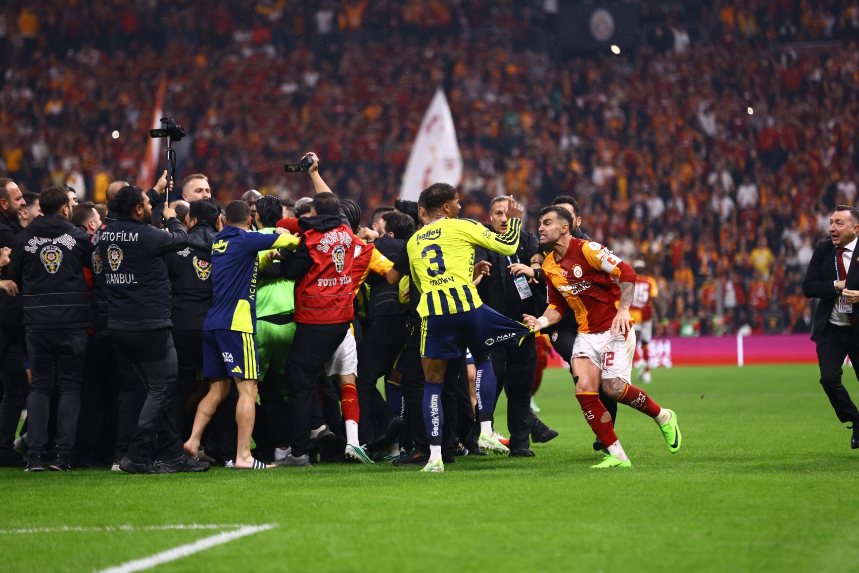 Galatasaray-Fenerbahçe maçı sonrası saha karıştı: Aktürkoğlu ve Sallai arasında başladı
