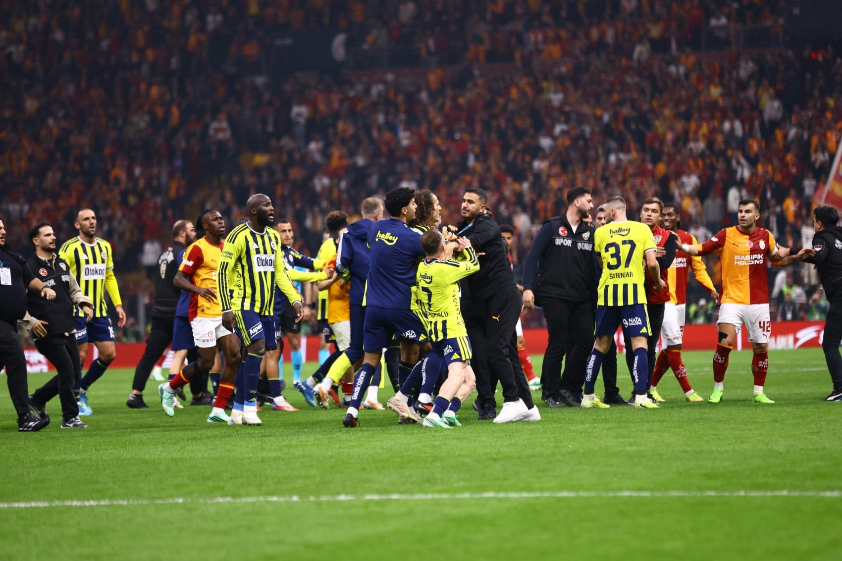 Galatasaray-Fenerbahçe maçı sonrası saha karıştı: Aktürkoğlu ve Sallai arasında başladı