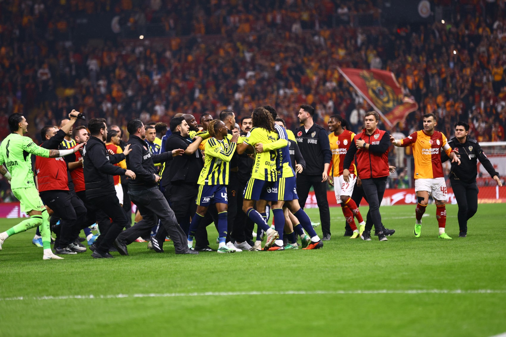 Galatasaray-Fenerbahçe maçı sonrası saha karıştı: Aktürkoğlu ve Sallai arasında başladı