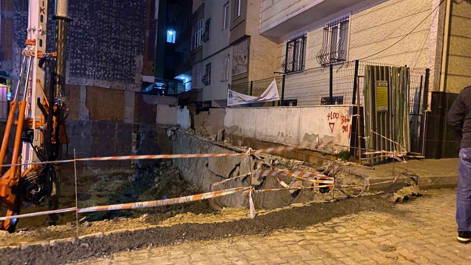 Bahçelievler’de çöken istinat duvarının bulunduğu inşaat alanı ve güvenlik şeritleri.