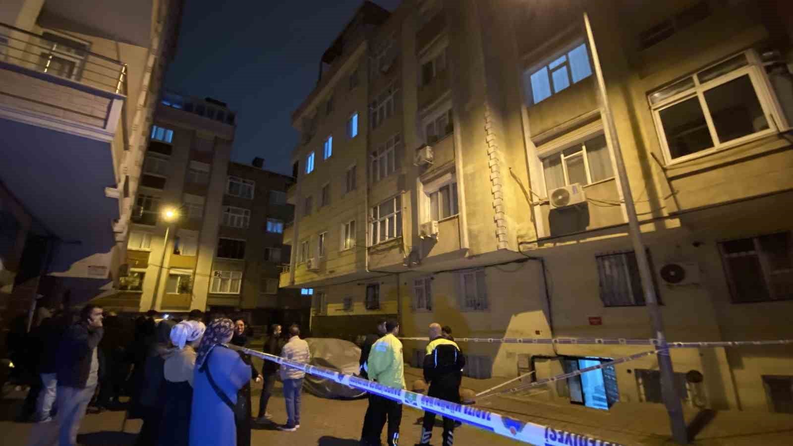 Gece saatlerinde güvenlik şeridi çekilen sokakta bekleyen bina sakinleri ve görevliler.