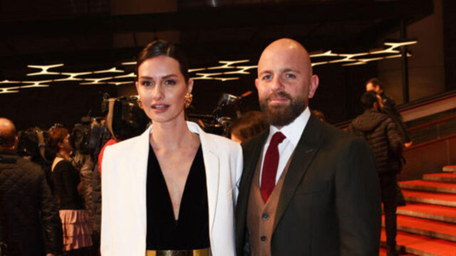 Yasemin Ergene ve İzzet Özilhan bir etkinlikte birlikte poz veriyor.