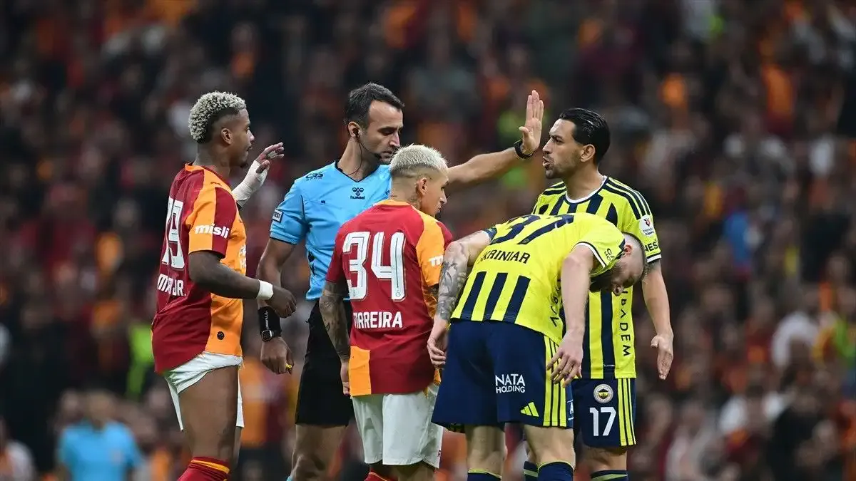 Galatasaray ve Fenerbahçe futbolcularının hakem çevresinde bulunduğu derbi anı.