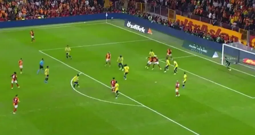 Galatasaray'ın atağında ceza sahası çevresinde oyuncuların konumlarını gösteren yayın görüntüsü.