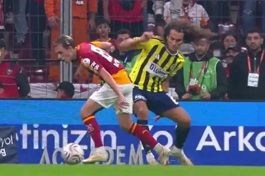 Galatasaray ve Fenerbahçe oyuncuları arasında ceza sahasına yakın bölgede yaşanan temas anı.