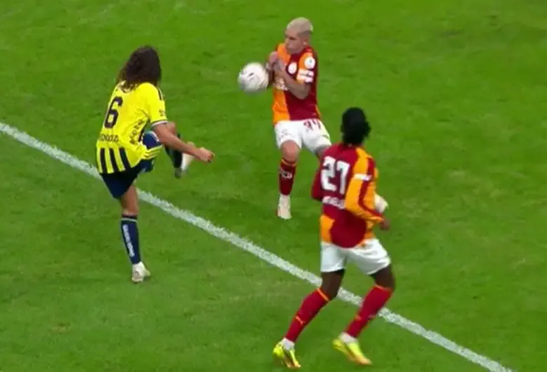 Fenerbahçe atağında topun Galatasaraylı oyuncuya yaklaştığı elle oynama tartışması anı.
