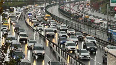 Yağmur altında yoğun araç trafiğinin görüldüğü İstanbul yolu.