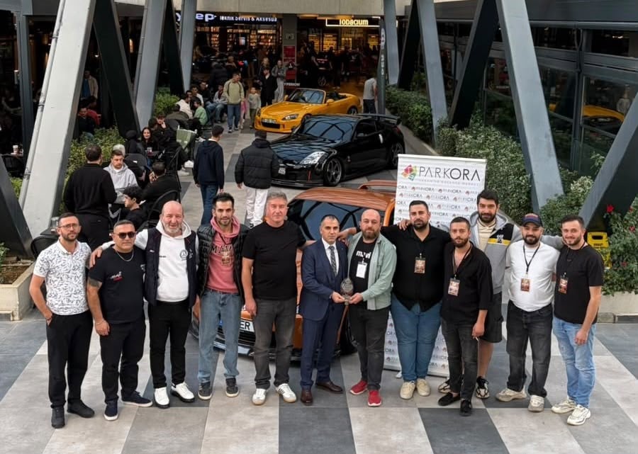 Parkora AVM’de modifiye araç sergisine katılan dernek üyeleri ve ziyaretçiler görülüyor.