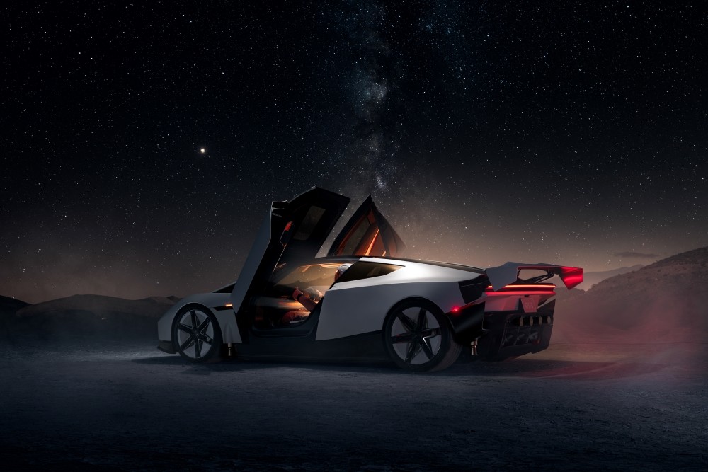 Yıldızlı gece manzarasında kapısı açık halde duran beyaz Tesla Roadster konsepti.