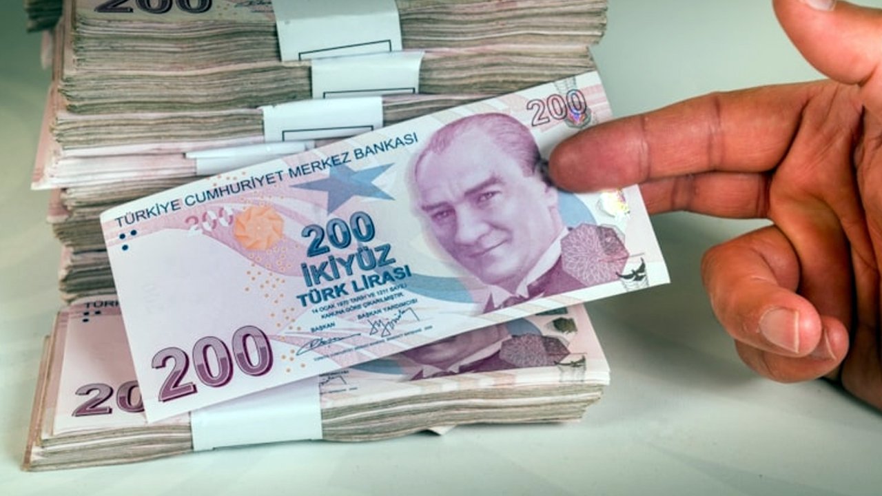 Türk lirası banknotlarının yer aldığı nakit para görseli.