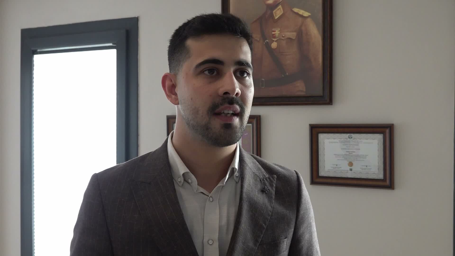 Avukat Furkan Mehmet Cinkara bir ofis ortamında açıklama yaparken görülüyor.