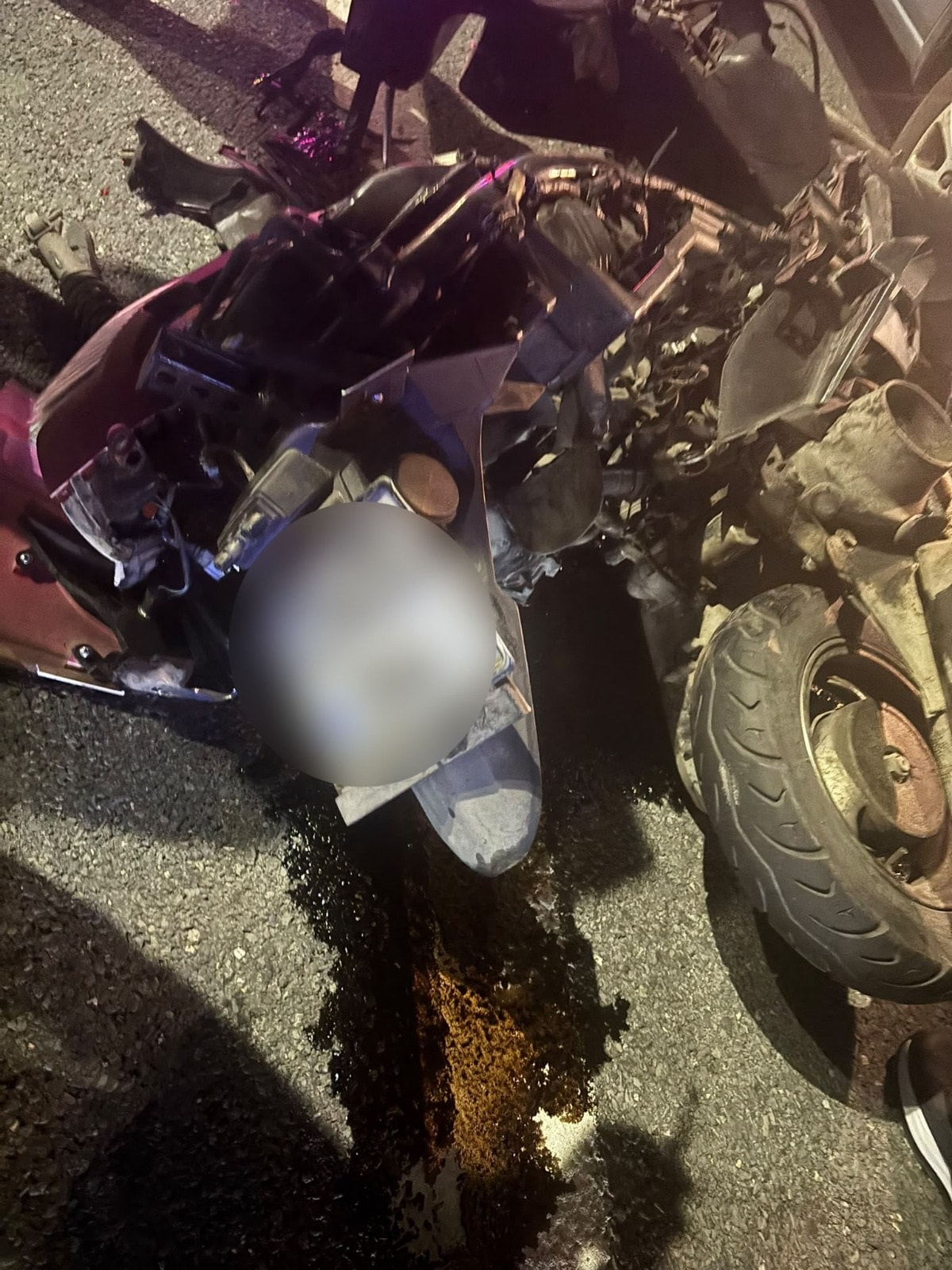 Kaza sonrası hasar gören motosikletin yakından görüntüsü.