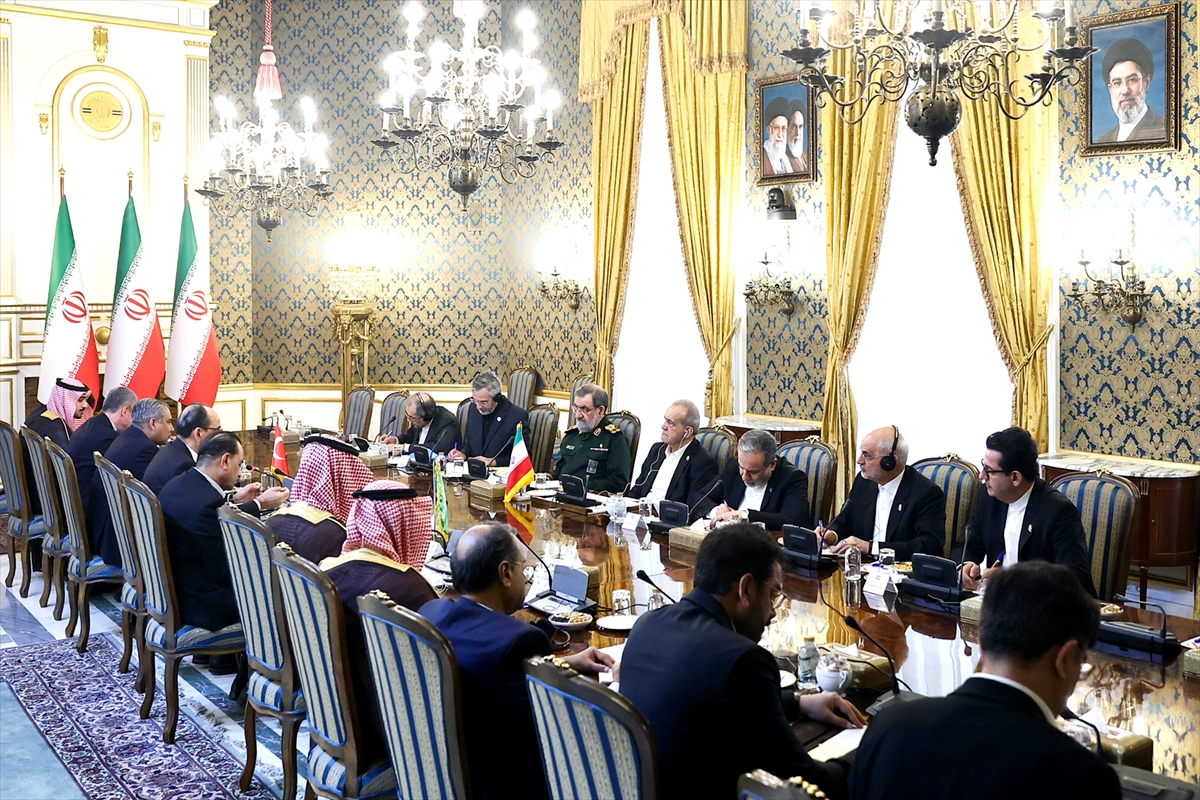 Tahran’da İran Cumhurbaşkanı Mesud Pezeşkiyan’ın katılımıyla yapılan geniş katılımlı diplomatik toplantı.