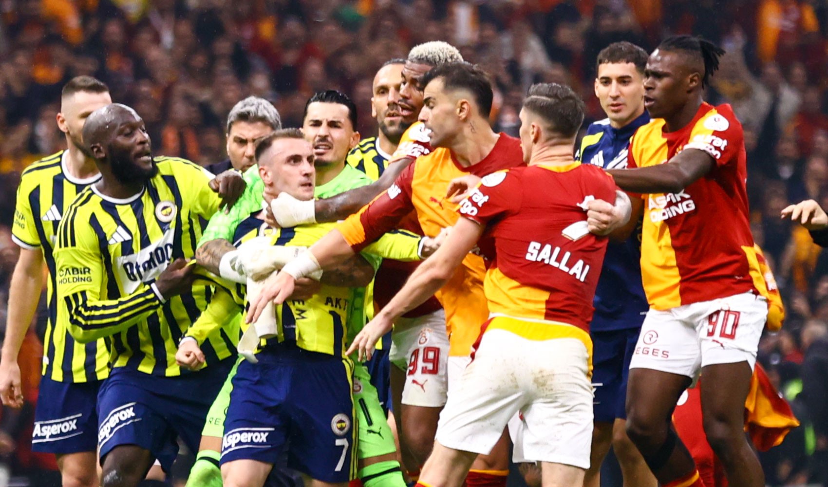 Galatasaray-Fenerbahçe maçı sonrası saha karıştı: Aktürkoğlu ve Sallai arasında başladı