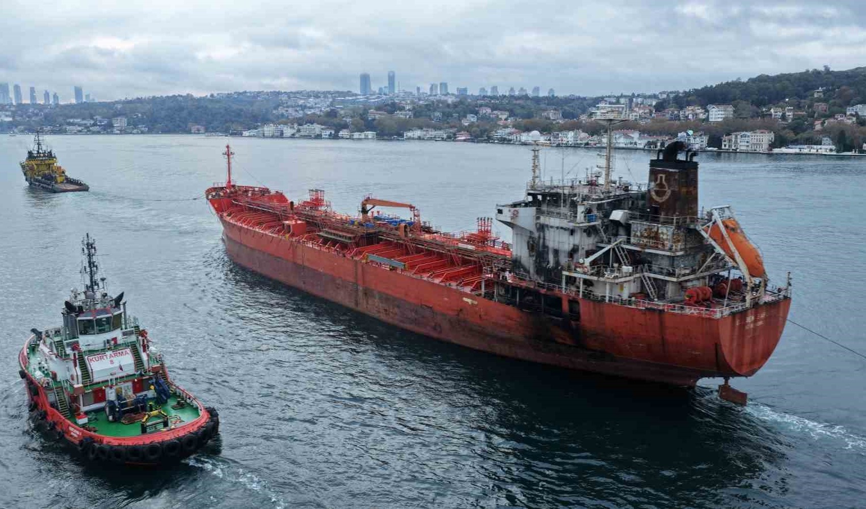 Dron saldırısında ağır hasar alan tanker İstanbul Boğazı’ndan geçirildi: Trafik çift yönlü durduruldu