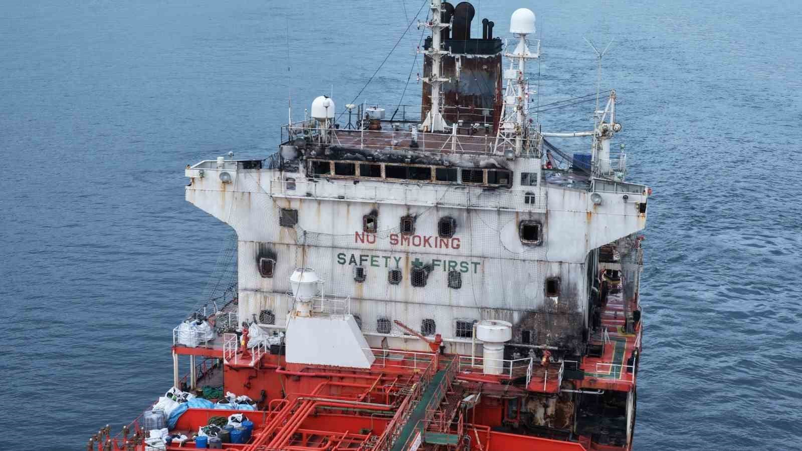 Nahaufnahme der verbrannten Aufbauten des beschädigten Tankers bei der Passage durch den Bosporus.