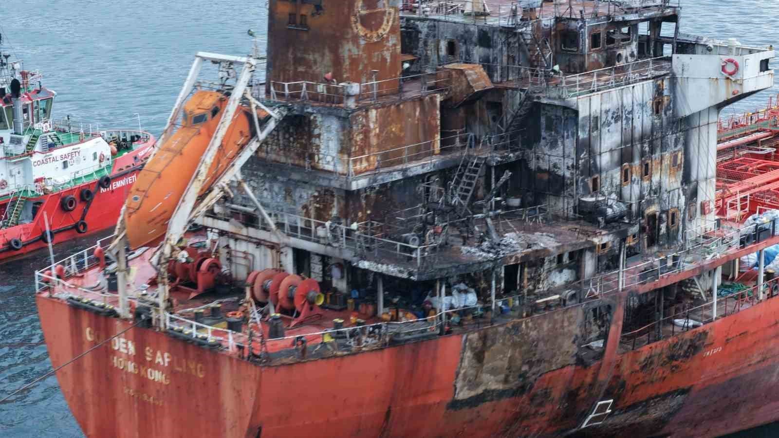 Luftaufnahme des verbrannten und beschädigten Heckbereichs des Tankers M/T Golden Sapling.