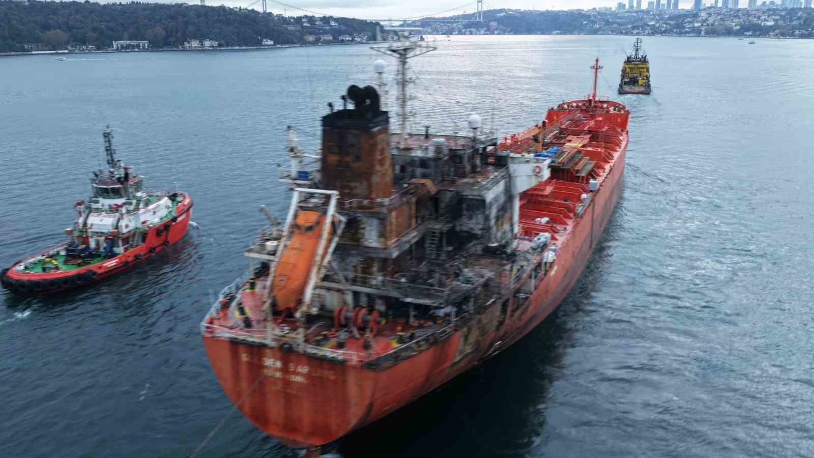 Luftaufnahme der M/T Golden Sapling bei der Passage durch den Bosporus in Begleitung von Schleppern.