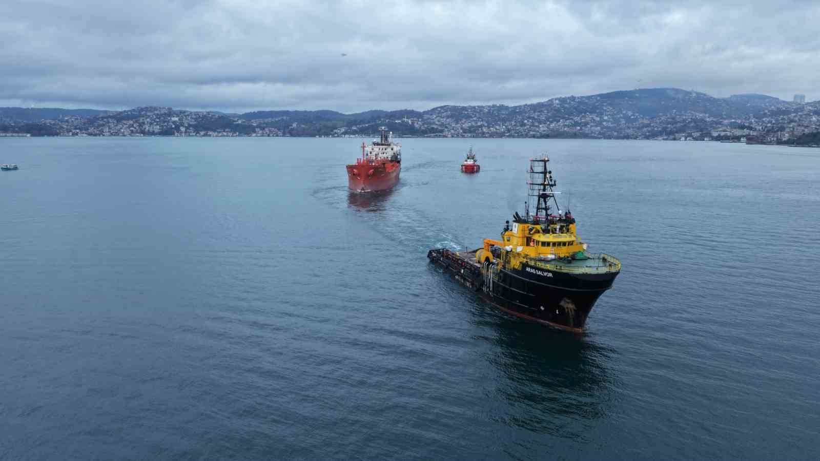 Weitwinkelaufnahme des Schleppers Aras Salvor vor der Küste des Bosporus mit dem beschädigten Tanker im Hintergrund.