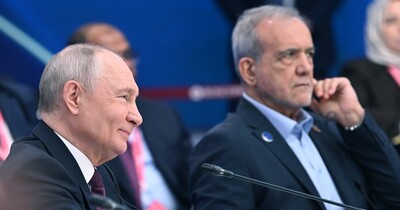 Vladimir Putin ve Mesud Pezeşkiyan'ın toplantı salonunda yan yana oturduğu görüntü.