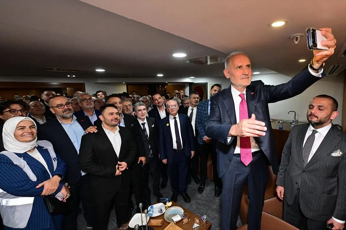 Şekib Avdagiç destekçileriyle selfie çektirirken