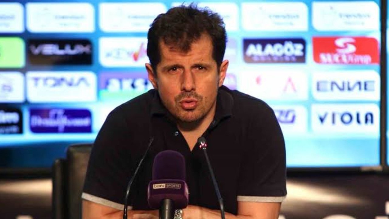 Emre Belözoğlu basın toplantısında mikrofonların karşısında.