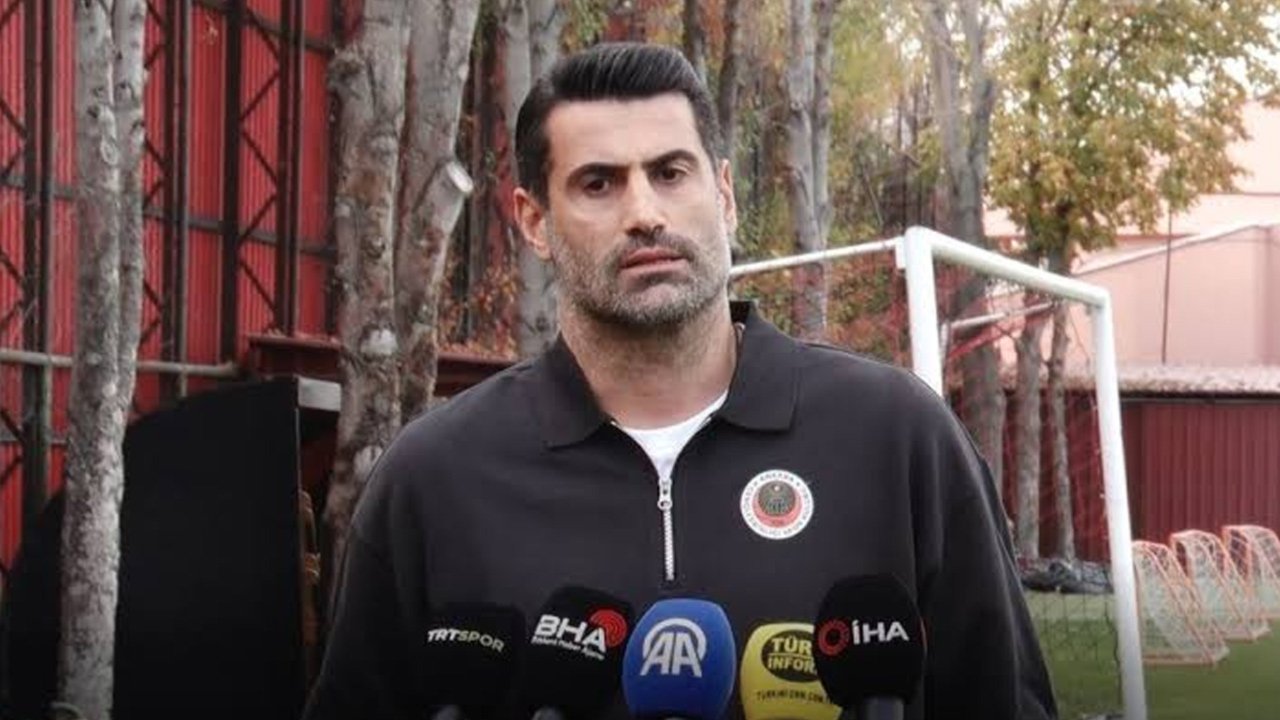 Volkan Demirel antrenman sahası yakınında basın mensuplarına konuşurken.