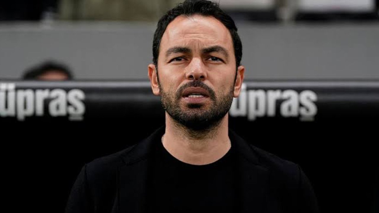 Selçuk İnan saha kenarında siyah kıyafetle görülüyor.