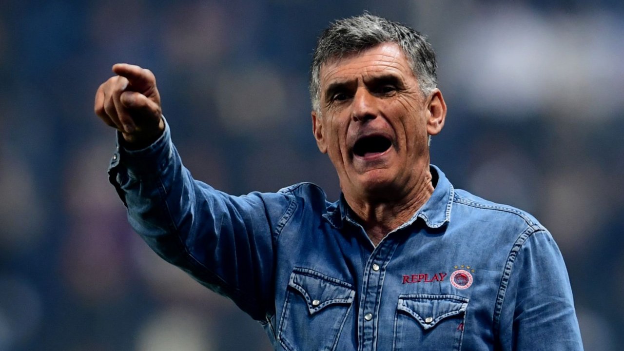 José Luis Mendilibar saha kenarında eliyle yön gösterirken.