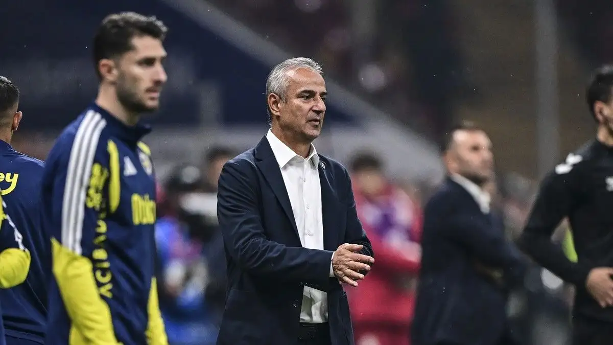 Saha kenarında İsmail Kartal ve Fenerbahçeli futbolcular görülüyor.