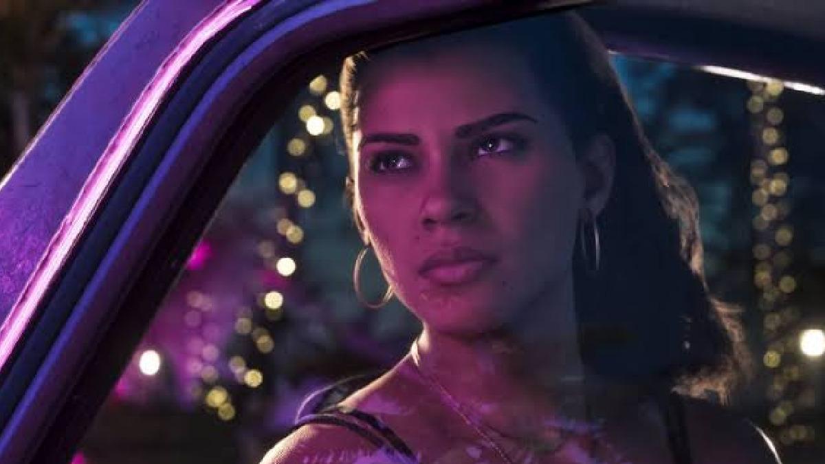 Un'immagine di gioco in cui si vede un personaggio di GTA 6 all'interno di un veicolo.
