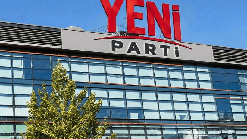 Das Parteizentralgebäude mit der Aufschrift YENİ Parti.