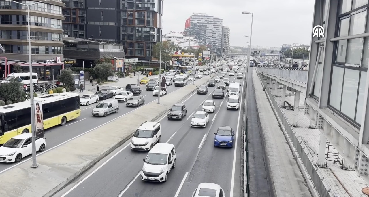 İstanbul’da çok şeritli bir yolda yoğun araç trafiği görülüyor.