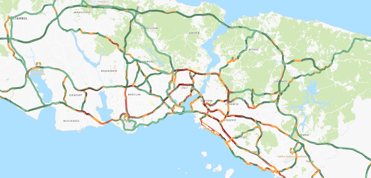 İstanbul trafik yoğunluğu haritasında kırmızı ve turuncu hatlarla işaretlenmiş yoğun yollar görülüyor.
