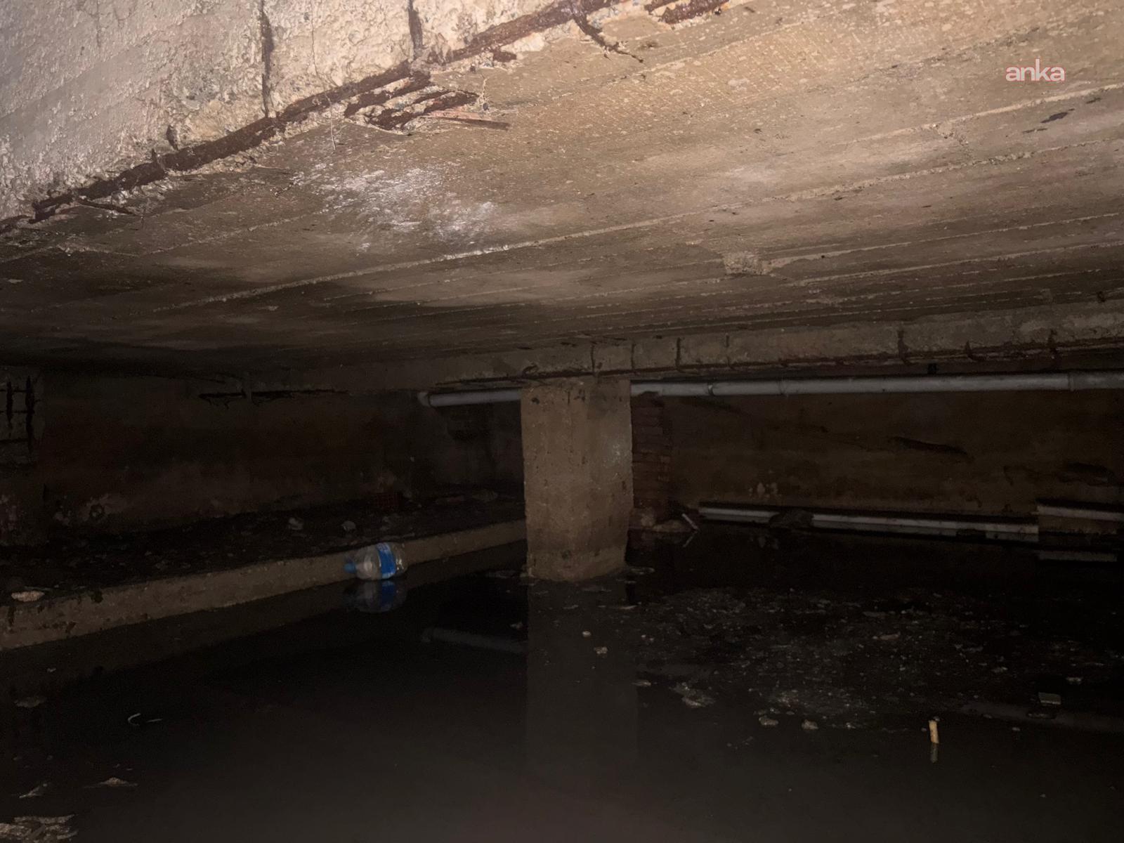 Säulen- und Deckenbereiche im Kellergeschoss mit Wasseransammlungen.
