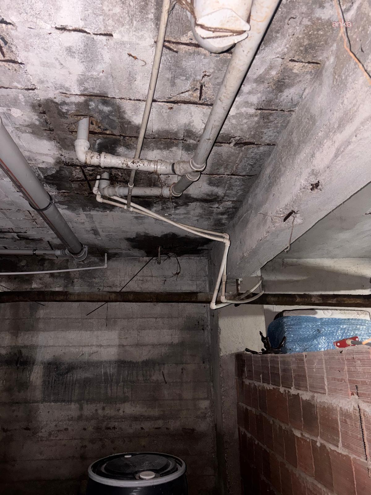 Kellergeschoss mit Rohren an der Decke sowie Feuchtigkeits- und Schadensspuren.