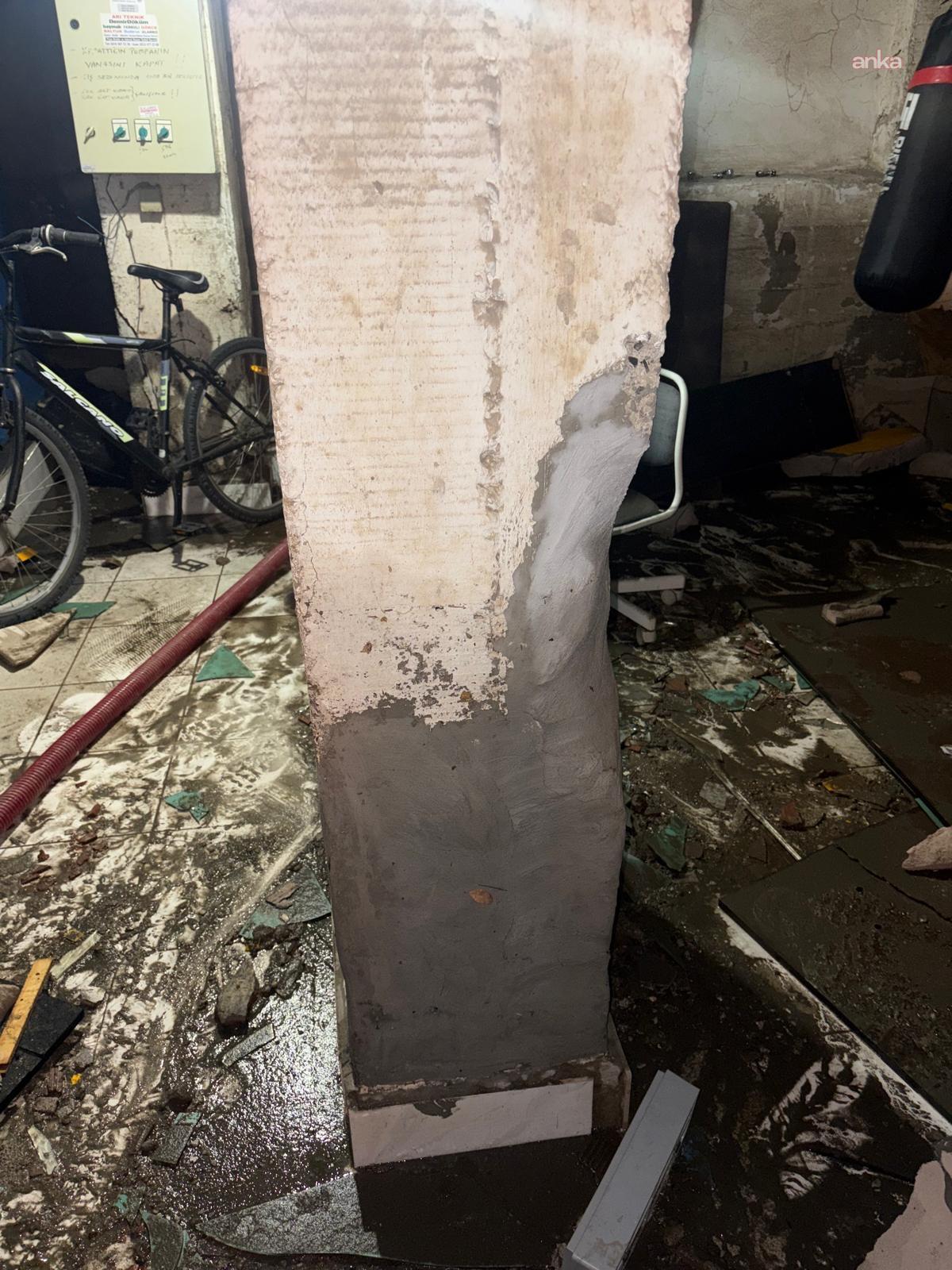 Beschädigte Säule und verstreute Materialien auf nassem Boden.