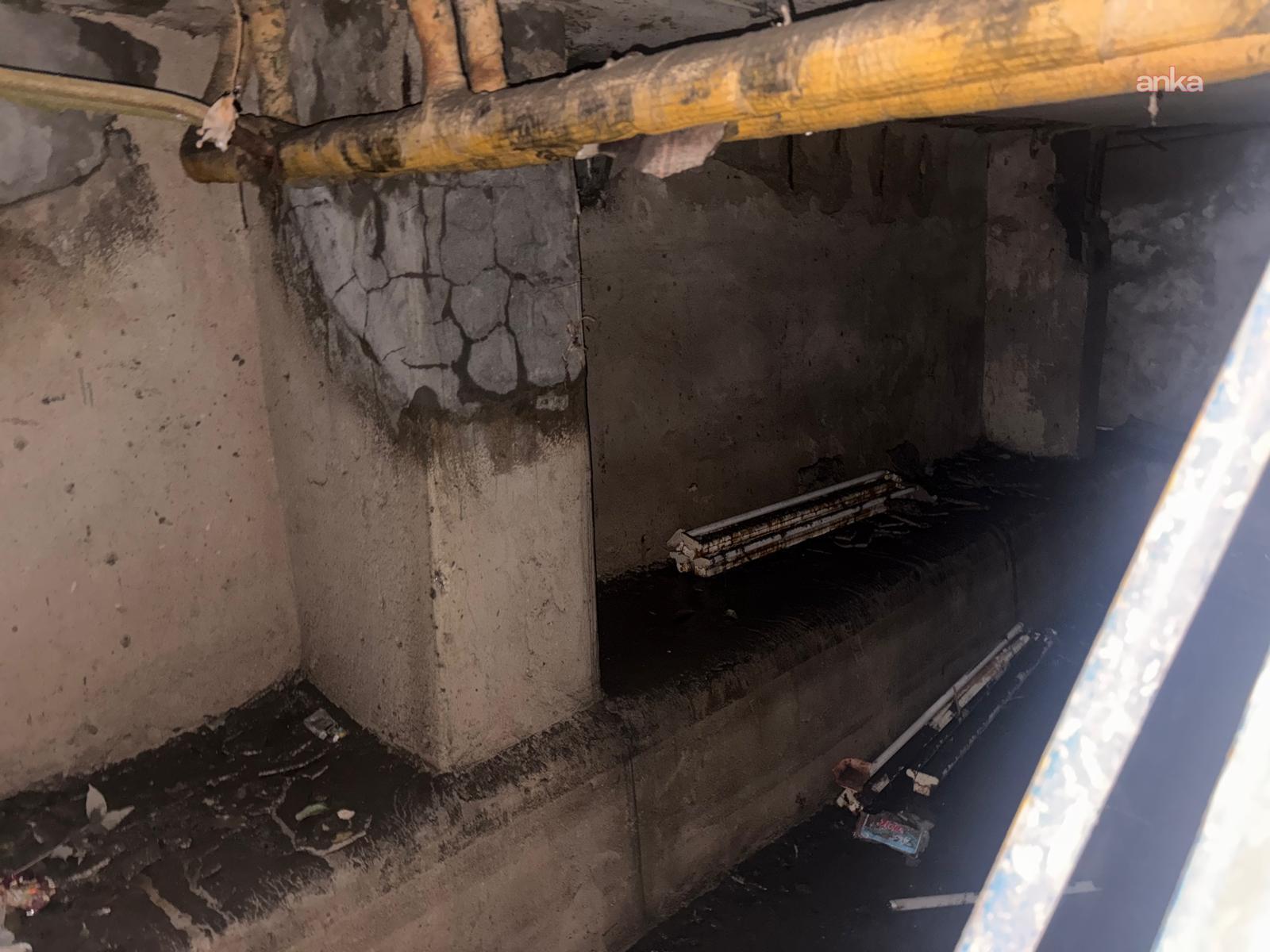 Beschädigte Wände, Rohre und Wasserspuren im Kellergeschoss.