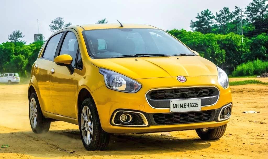 Sarı renkli Fiat Punto önden görünüm.