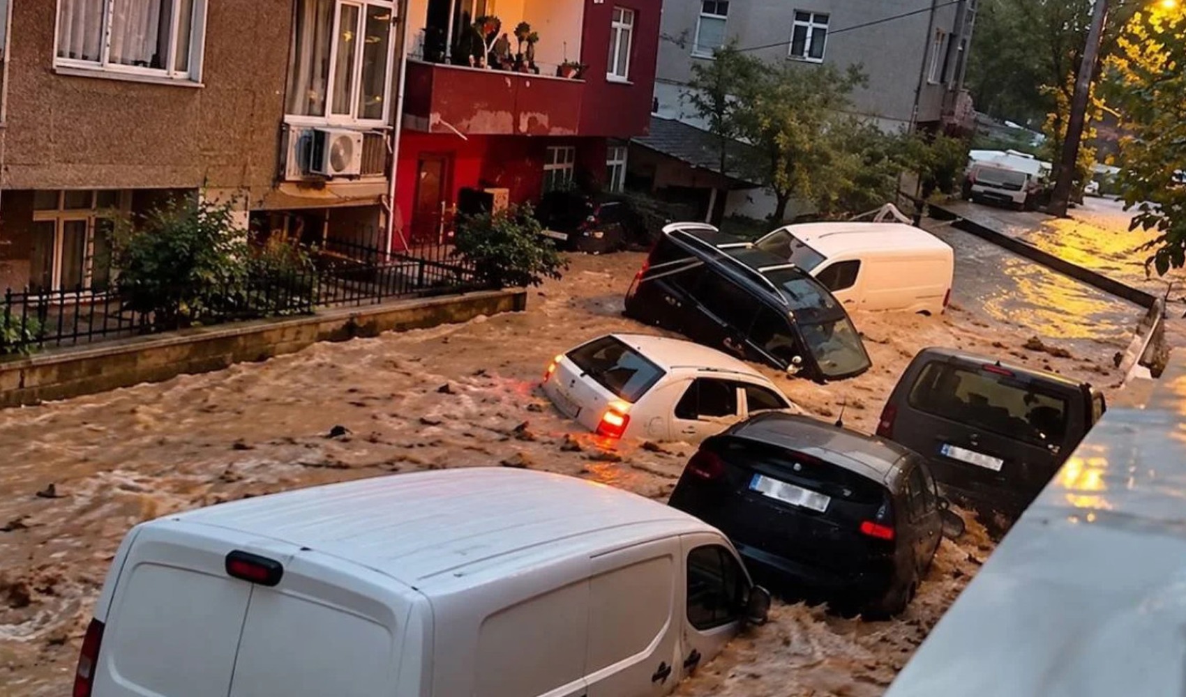 İstanbul için yeni sağanak alarmı: Akşam kuvvetlenecek yağışta sel riski sürüyor