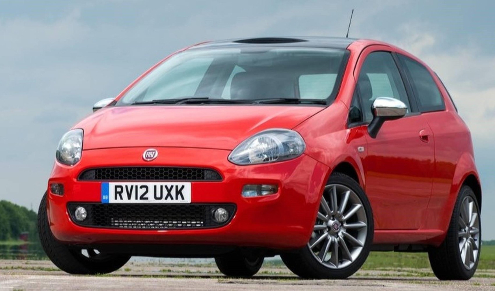 Fiat schlägt das Kapitel Punto wieder auf: Legendärer Hatchback kehrt mit Elektro-Option zurück
