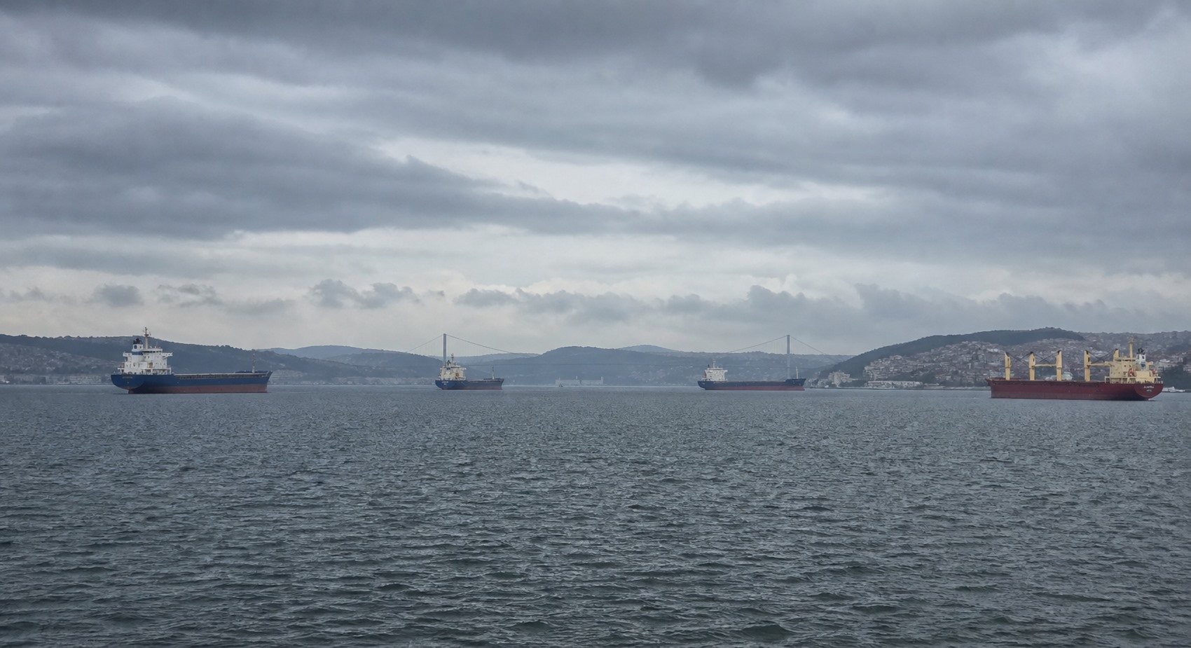 İstanbul Boğazı’nda açıkta bekleyen gemileri gösteren temsili haber görseli.