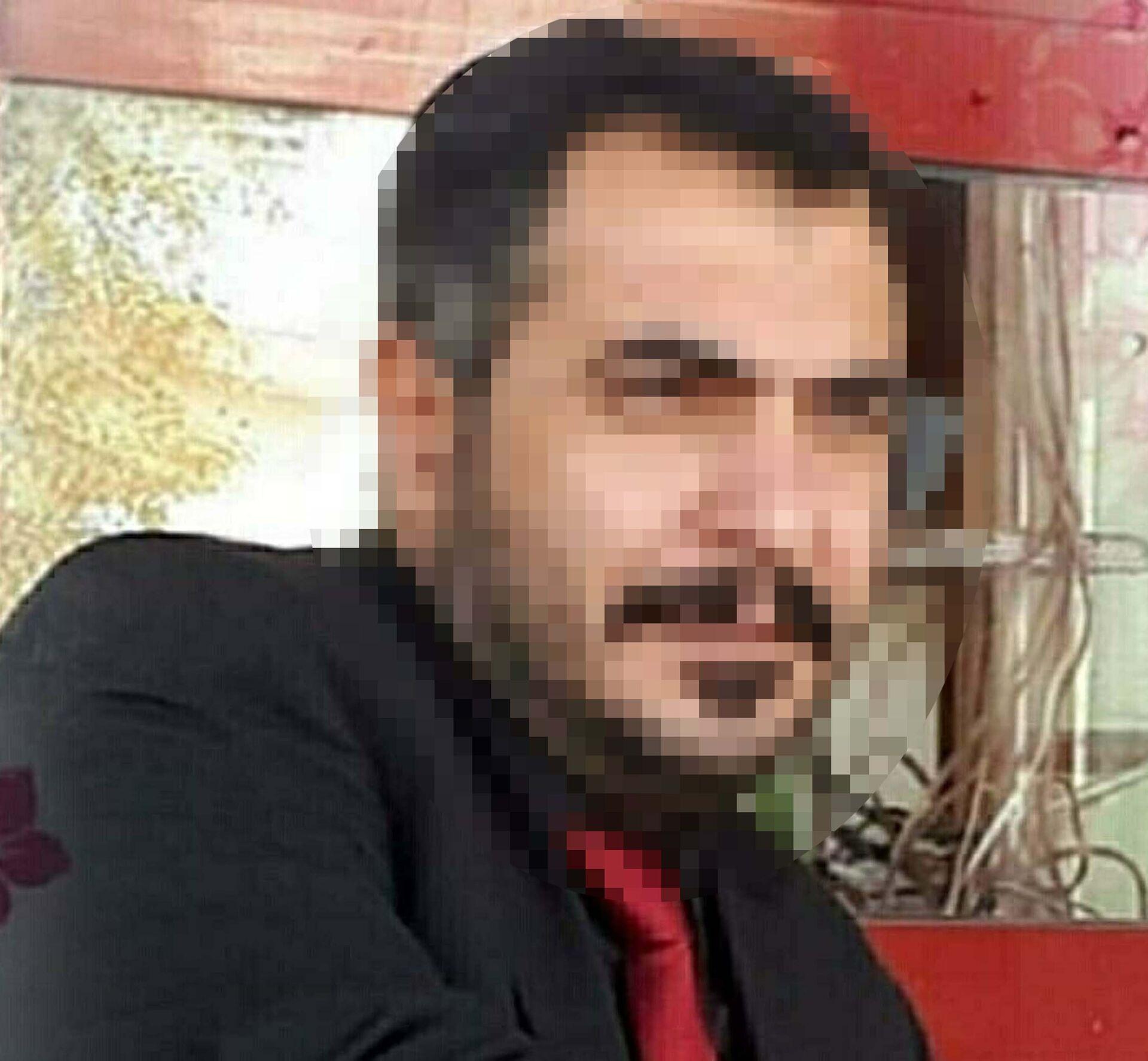 Yüzü gizlenmiş bir kişinin portre görüntüsü.