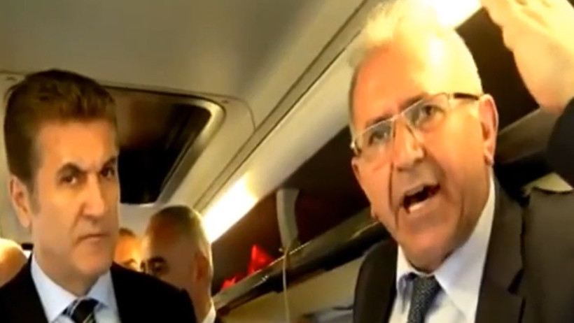 Mustafa Sarıgül ve yanında bir kişinin yer aldığı görüntü karesi.
