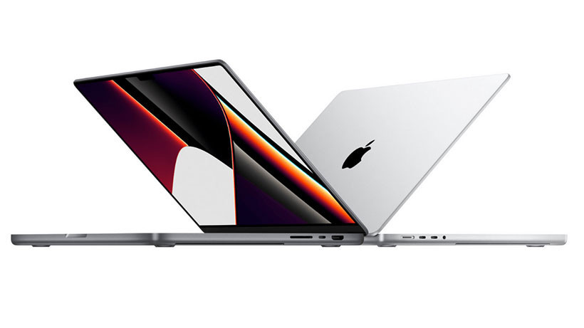 Beyaz arka planda iki farklı açıdan görünen MacBook Pro modelleri.