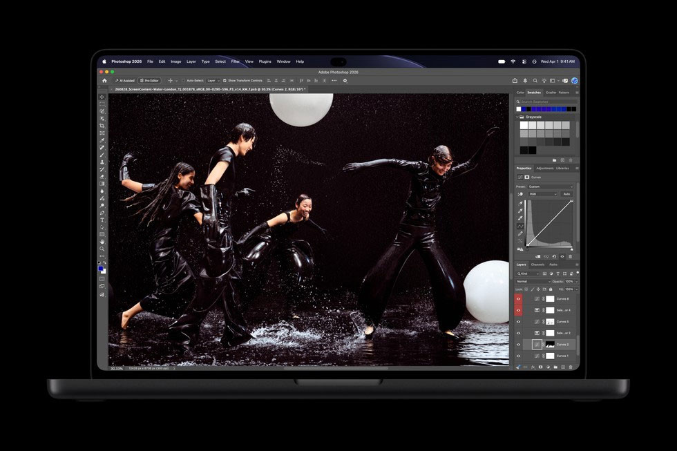Bir MacBook Pro ekranında fotoğraf düzenleme uygulaması açık görünüyor.